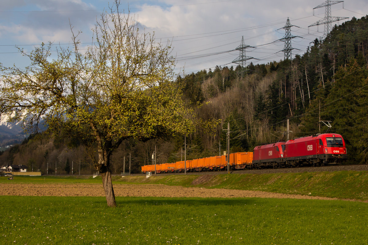 1216 023 mit einem Güterzug bei Rankweil. 16.4.21