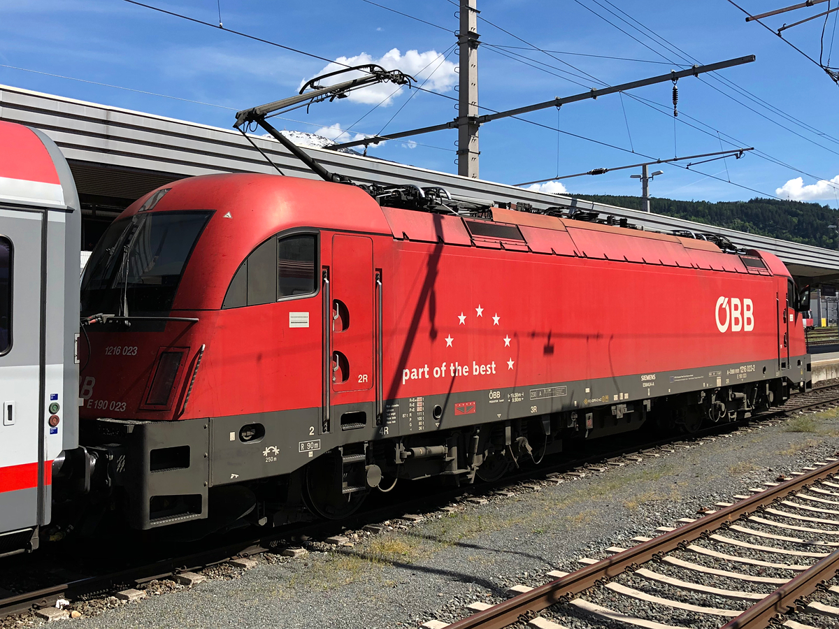 1216 023 mit  part of the best  Sticker am EC 83 beim Zwischenhalt auf Gleis 6 am Innsbrucker Hbf. Kurze Zeit später verkehrte der Zug weiter nach Verona P.N. Aufgenommen am 02.06.2019