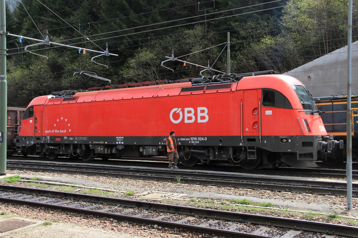 1216 024 ist schon im italienischen Stromnetz unterwegs.  
Aufgenommen am Bahnhof Brenner/Brennero am 2.Mai 2014