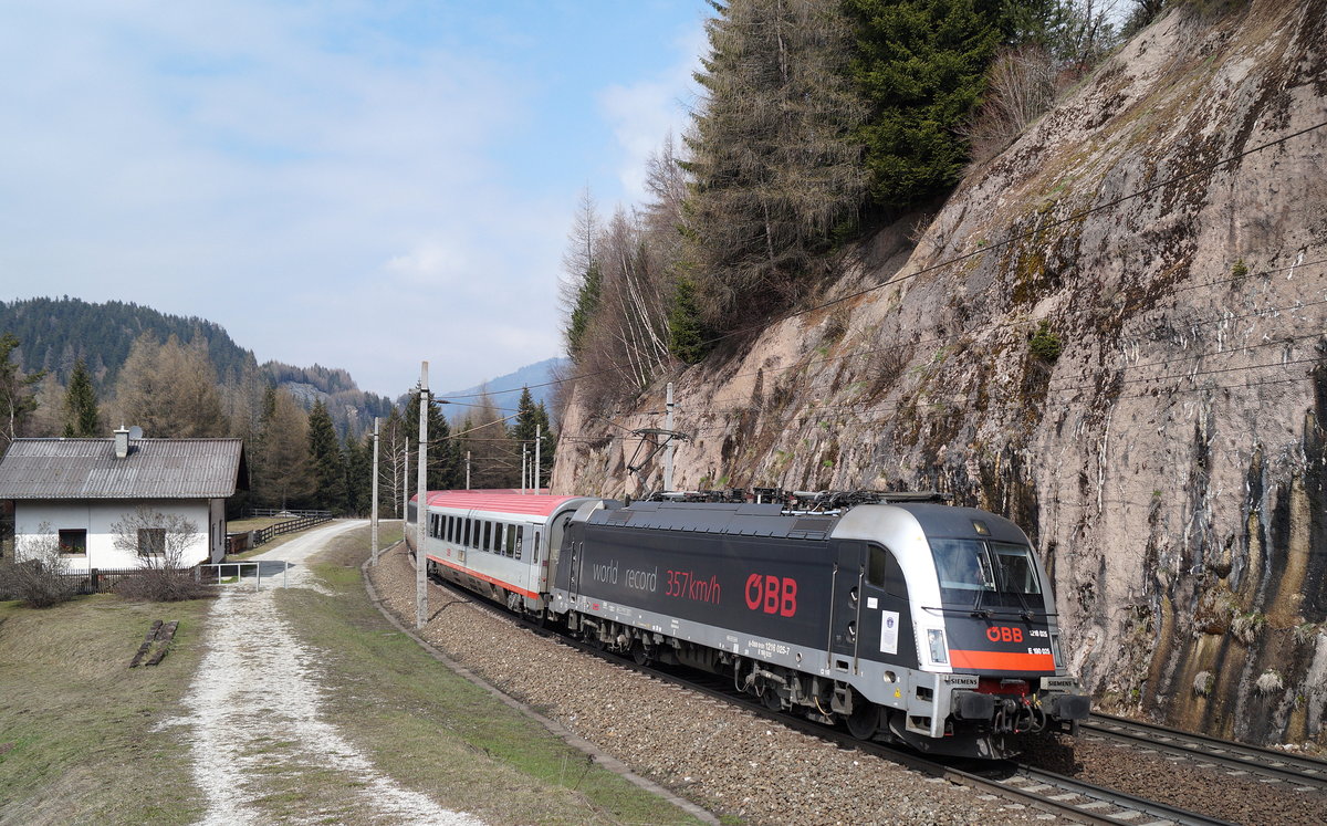1216 025-7 mit dem EC 87  DB-ÖBB EuroCity  (München Hbf - Venezia Santa Lucia) bei Gries am Brenner, 13.04.2019.