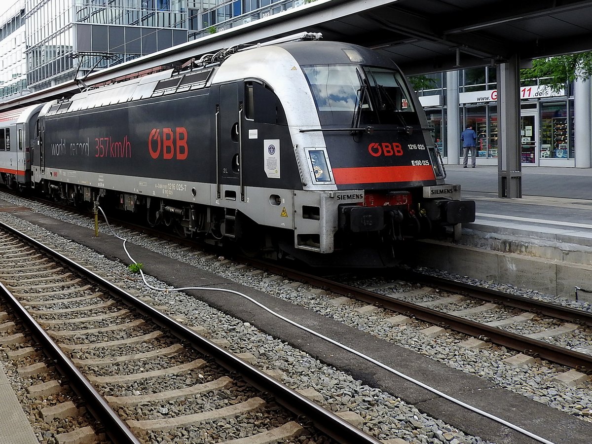 1216 025-7(world-record 357kmh) steht mit EC87 in München-Hbf zur Abfahrt bereit, 
und der schnelle Blick ins Modellbahnschaufenster, ob diese Lok hier gar schon als Modell erhältlich wäre; 190715