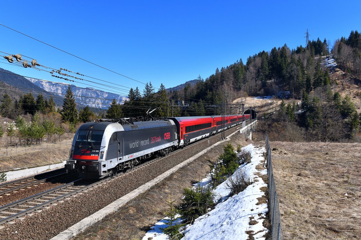 1216 025 mit RJ 131 am 23.03.2019 bei Tarvisio. 