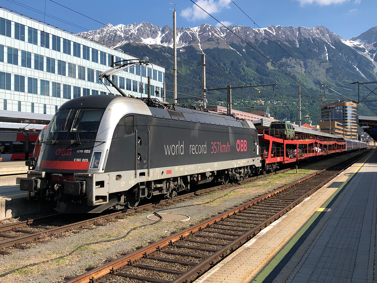 1216 025  Weltrekord  mit dem NightJet 40491/421 aus Hamburg-Altona/Amsterdam Centraal bei der Ankunft im Zugendbahnhof Innsbruck Hbf. Aufgenommen am 03.06.2021