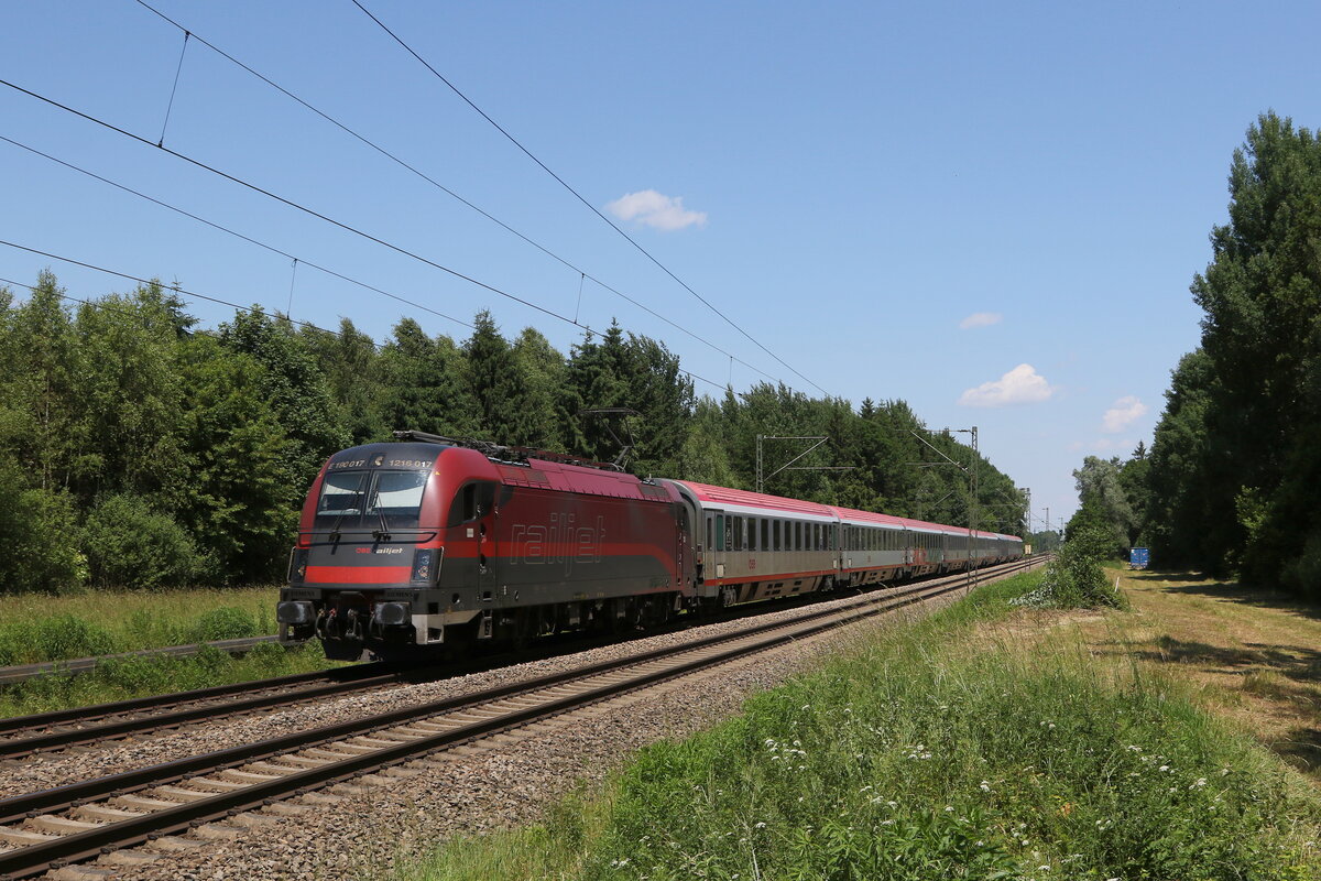 1216 027 war am 14. Juni 2023 mit einem  EC  bei Brannenburg auf dem Weg zum Brenner.