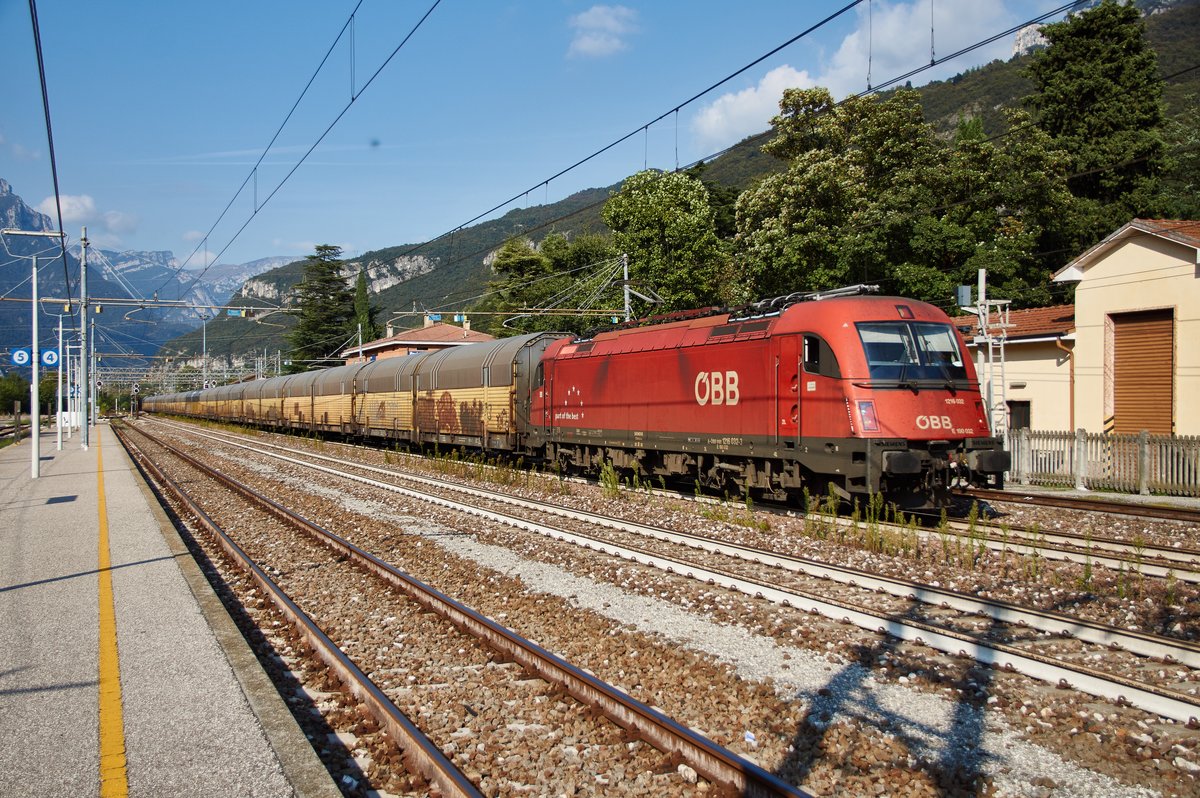 1216 032 ( E 190 032) ist hier mit einen Altmann-Autozug am 22.09.16 im Bhf von Peri zu sehen.