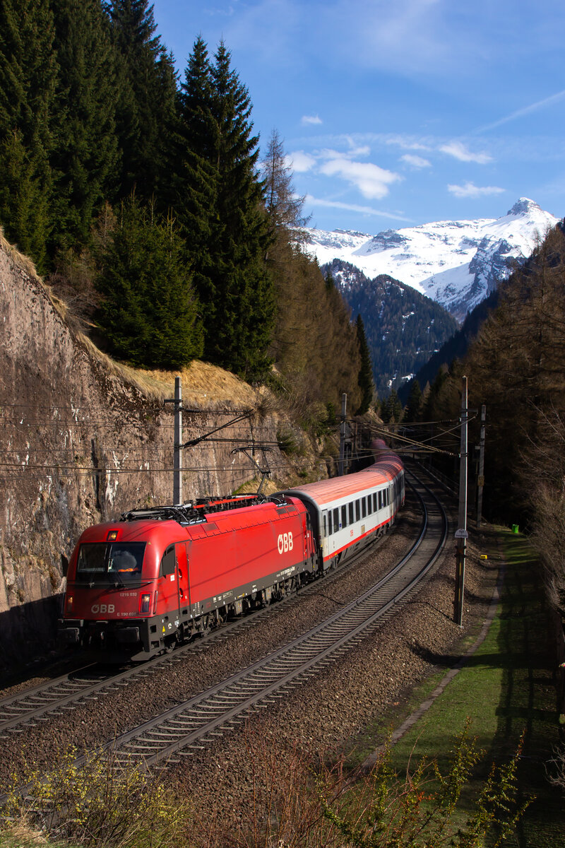 1216 032 bei Gries am Brenner mit ihrem EuroCity gen Innsbruck.. 14.4.22