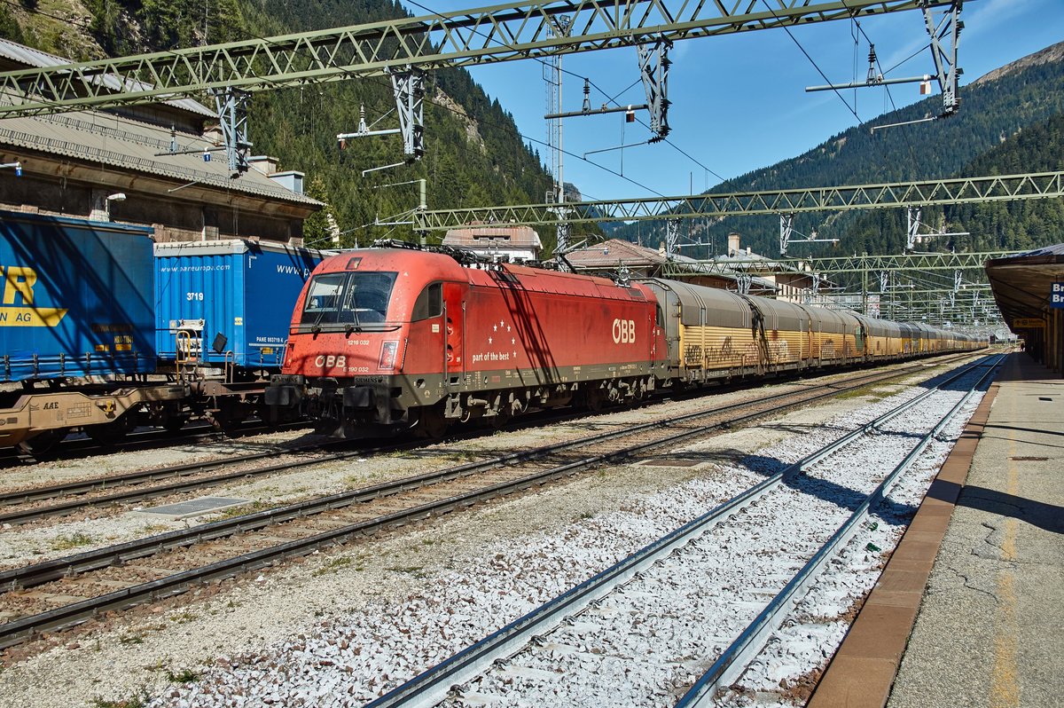 1216 032 (E 190 032) steht am 27.09.16 im Bhf. Brenner um mit einen Altmann-Autozug  weiter in Richtung Süden zu fahren.