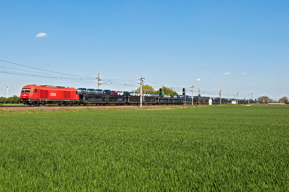 1216 096, unterwegs mit einem Autoganzzug zwischen Deutsch Wagram und Wien Süßenbrunn. Die Aufnahme entstand am 30.04.2016.