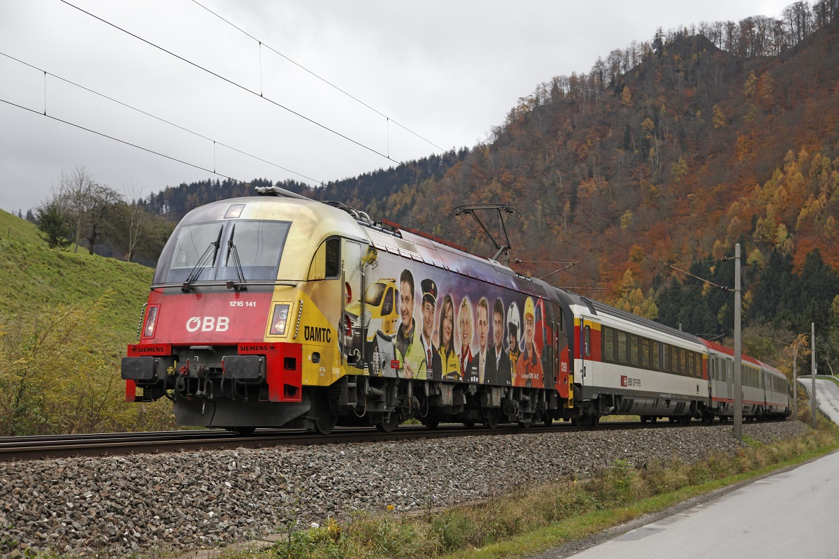 1216 141 mit EC164 (Graz - Zürich) kurz vor Bruck an der Mur am 6.11.2014.