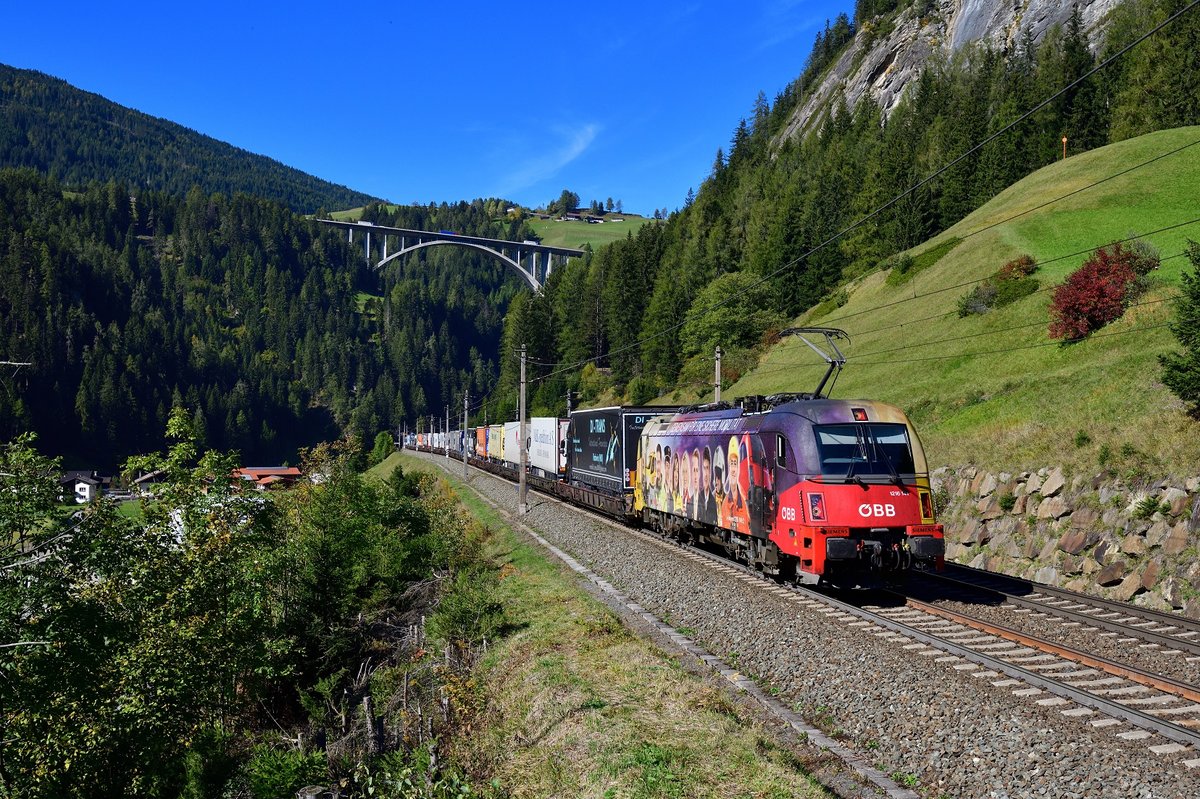1216 141 mit einer RoLa am 12.10.2019 bei St. Jodok am Brenner.