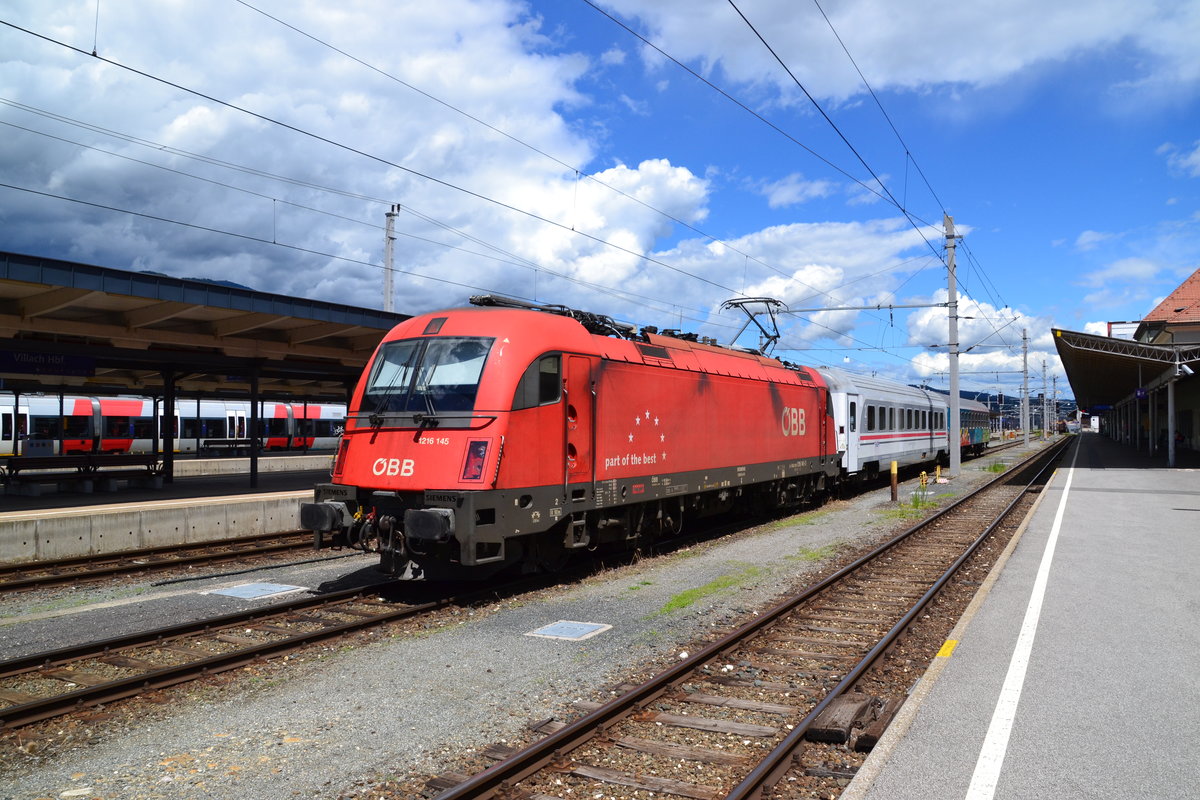 1216 145 ÖBB steht mit einem kroatischen und einem slowenischen Personenwagen in Villach Hbf. 03.07.2017