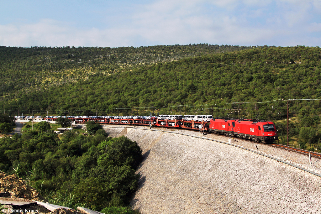 1216 146 + 1216 145 mit einem Autozug am 10.08.2014 in Hrastovlje.