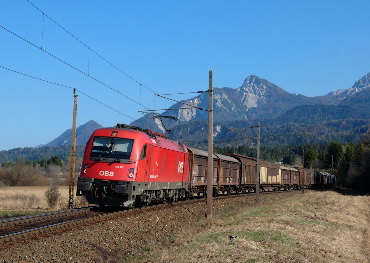 1216 147 mit einem Güterzug am 02.04.2012 bei Finkenstein.