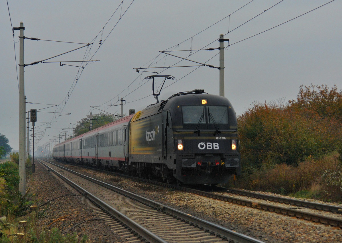 1216 210 mit EC 78 am 29.10.2011 bei Deutsch-Wagram. 