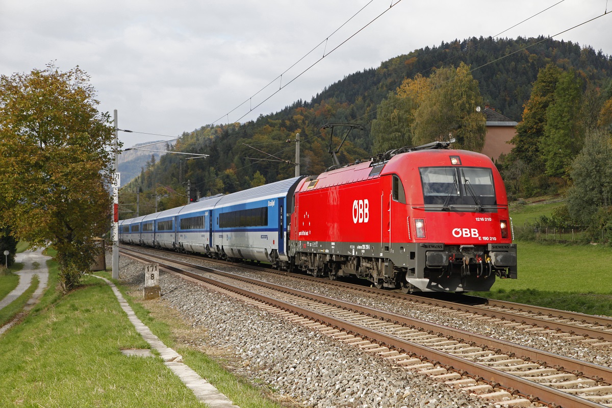 1216 210, RJ73 bei Mixnitz-Bärenschützklamm am 20.10.2015.