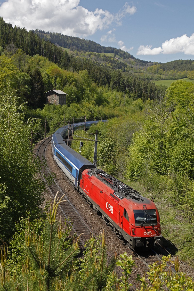 1216 226 mit Railjet bei Eichberg am 11.05.2017.