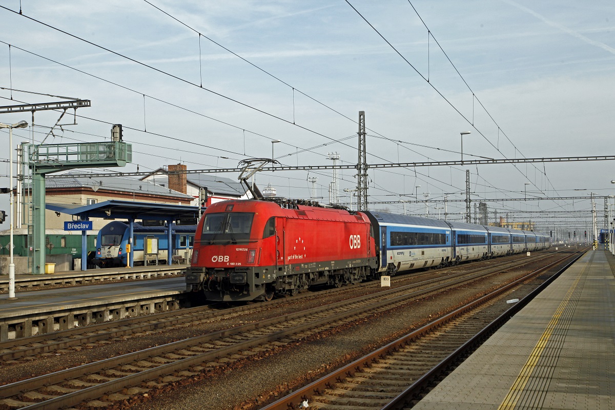1216 226 schiebt am 25.01.2018 Railjet 72 aus dem Bahnhof Breclav.