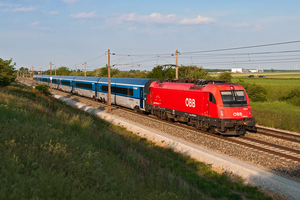 1216 226 war am 13.05.2015 mit dem railjet 79 nach Graz unterwegs. Die Aufnahm entstand zwischen Helmahof und Deutsch Wagram.