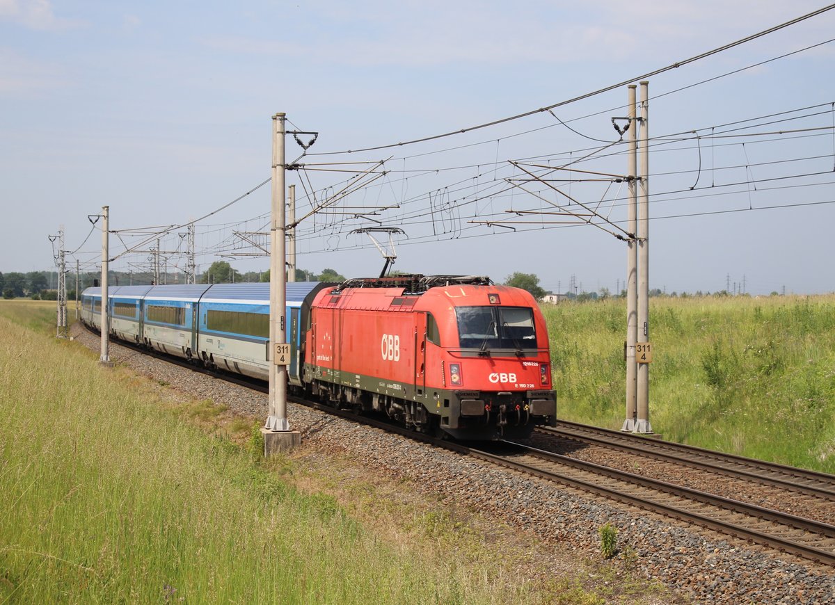1216 226 zusehen mit RJ 257 am 13.06.20 in Pardubice Opočínek.