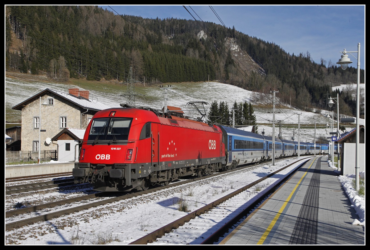 1216 227 fährt am 4.12.2019 mit einem railjet durch den Bahnhof Spital am Semmering.