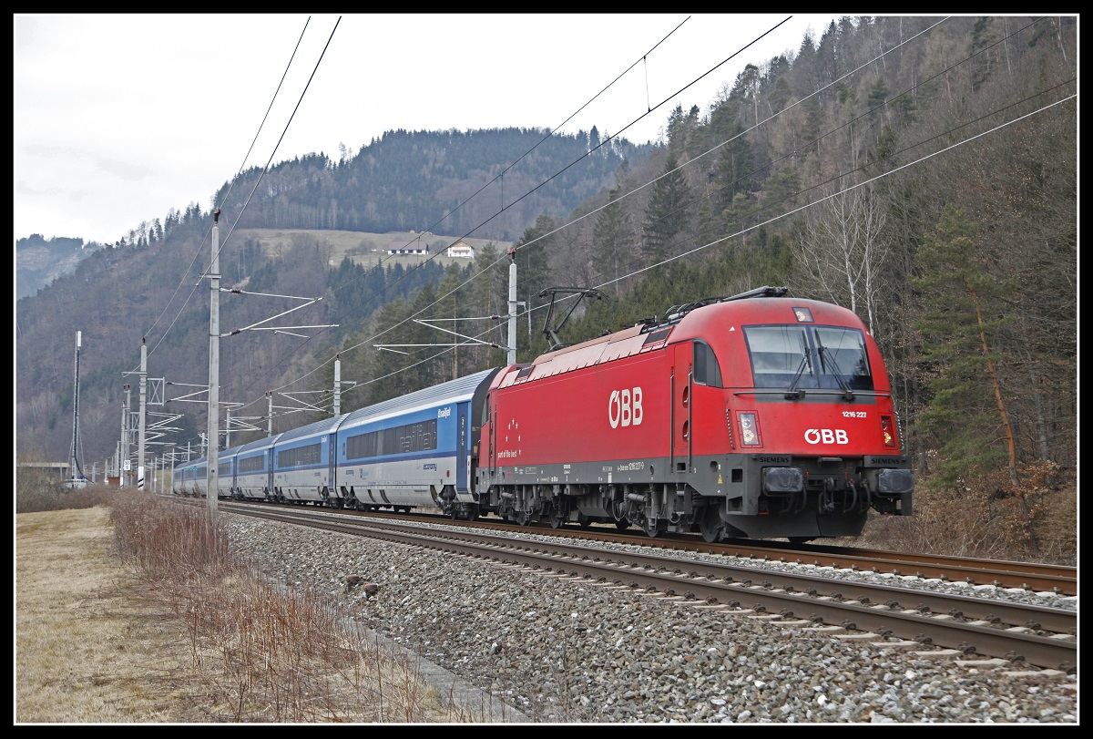 1216 227 mit Railjet bei Pernegg am 28.01.2020.