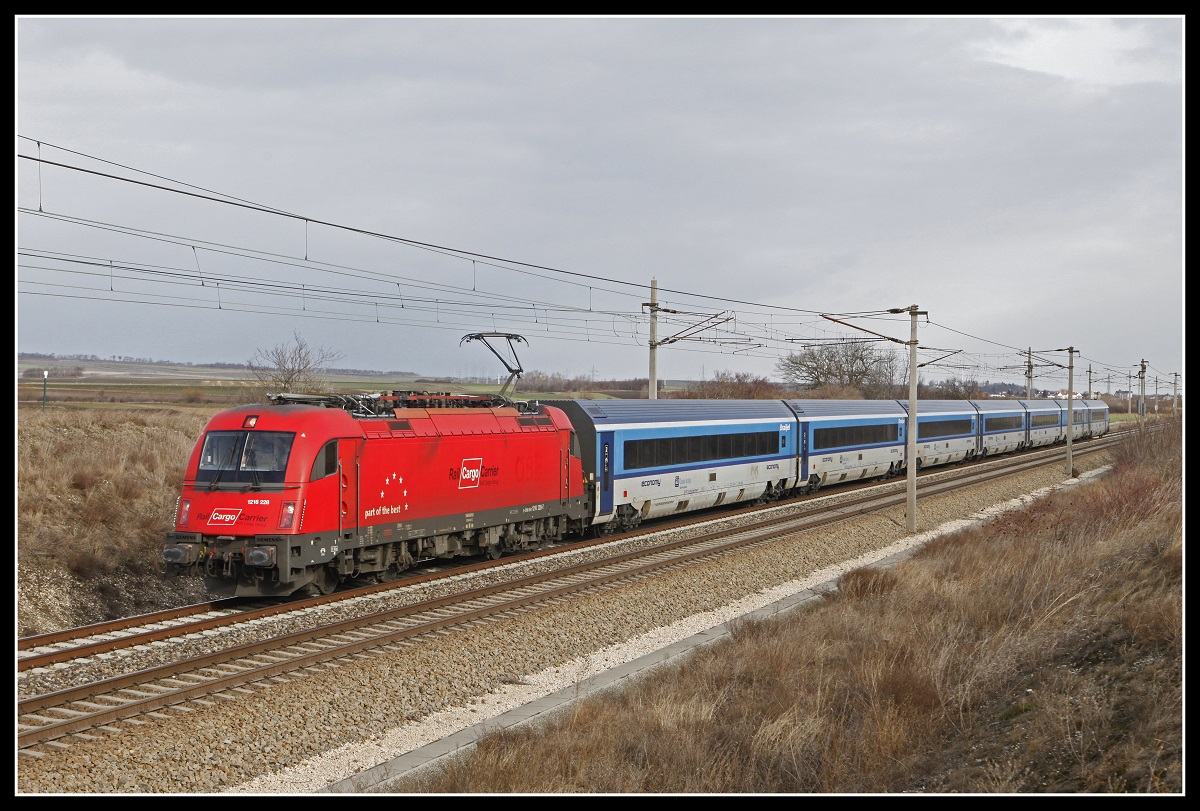 1216 228 mit Railjet bei Tallesbrunn am 14.01.2019.