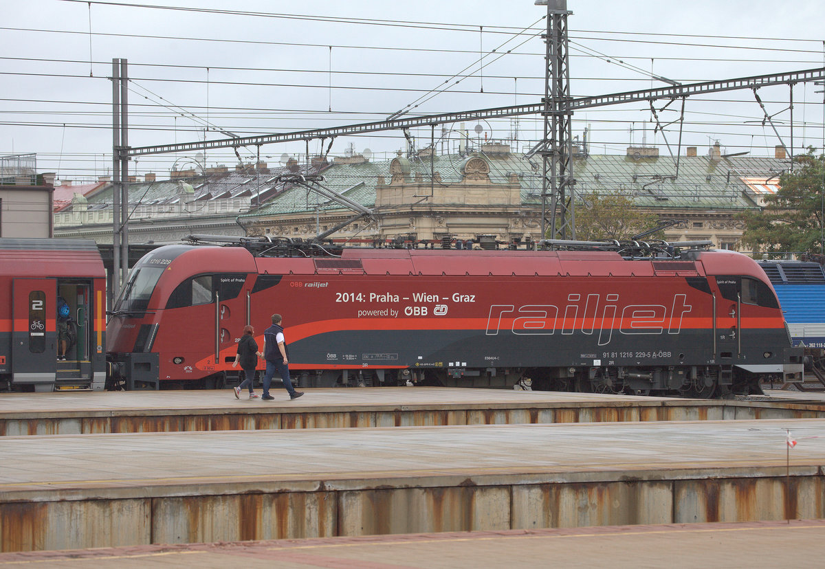 1216 229-5 des Unternehmens Railjet in Praha hln. 23.09.2018 12:41 Uhr.