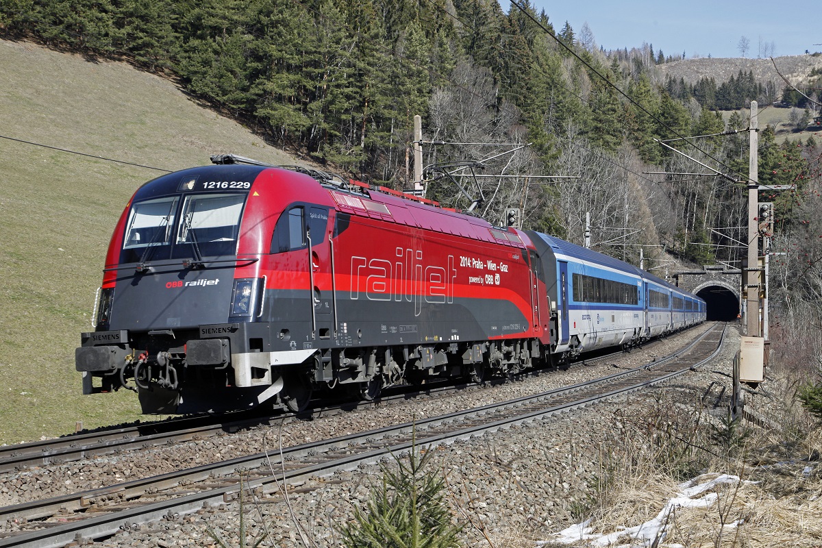 1216 229 hat mit RJ71 soeben den Gamperltunnel der Semmeringstrecke verlassen. Das Bild entstand am 18.03.2016.