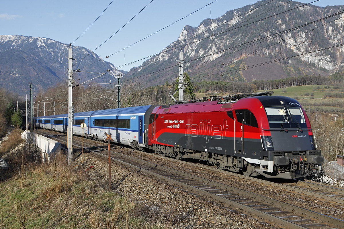 1216 229 mit Railjet auf dem Payerbachgrabenviadukt am 24.11.2015.