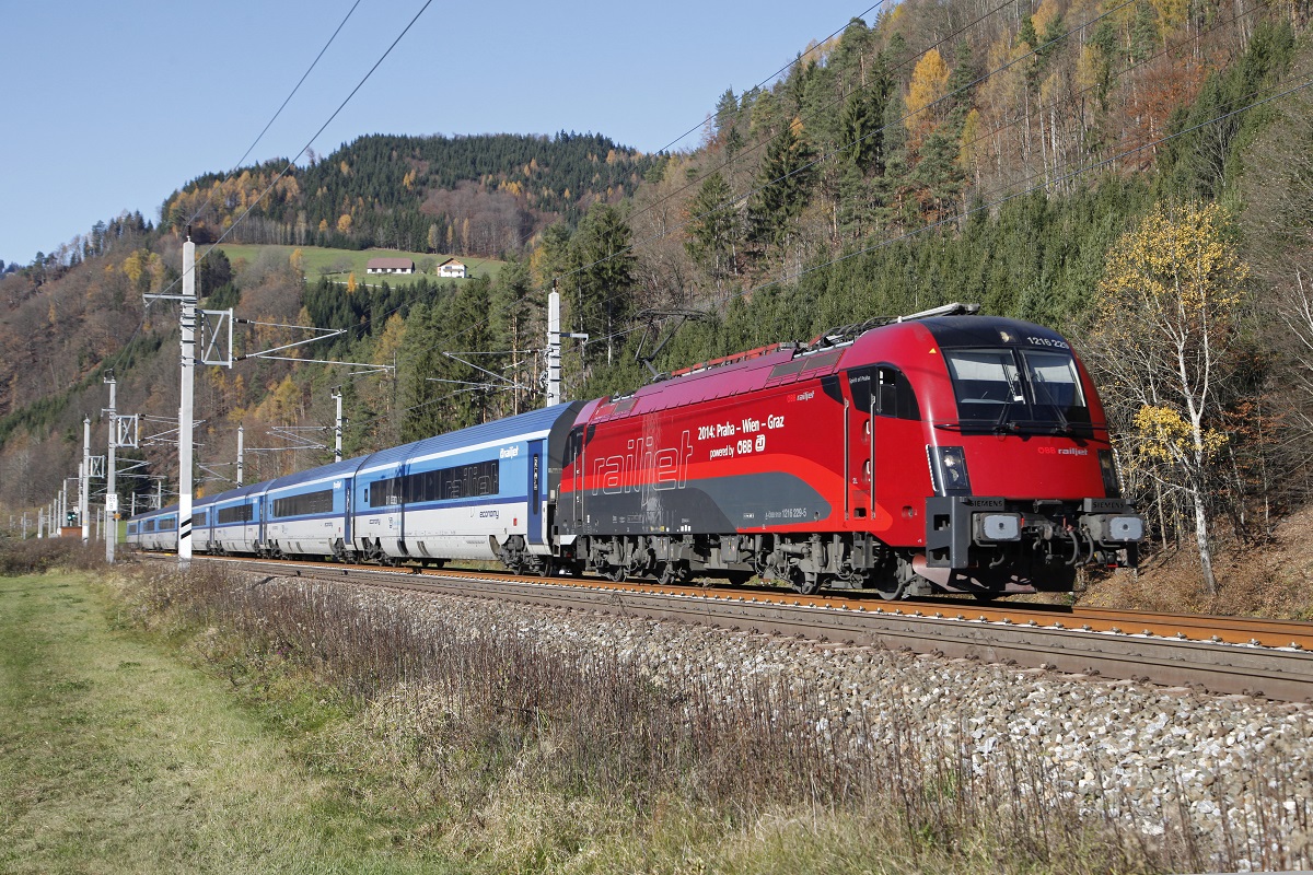 1216 229 mit Railjet bei Pernegg am 14.11.2017.