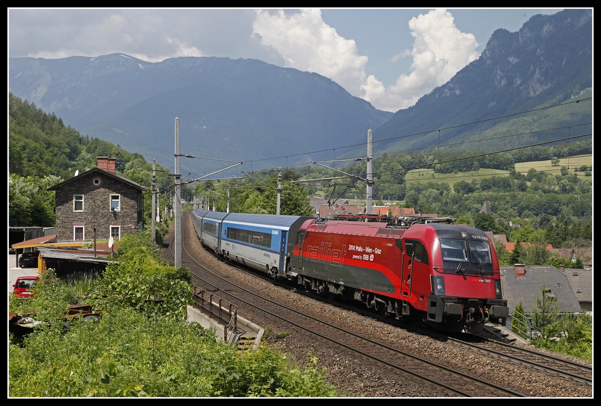 1216 229 mit Railjet bei Payerbach am 5.06.2019.