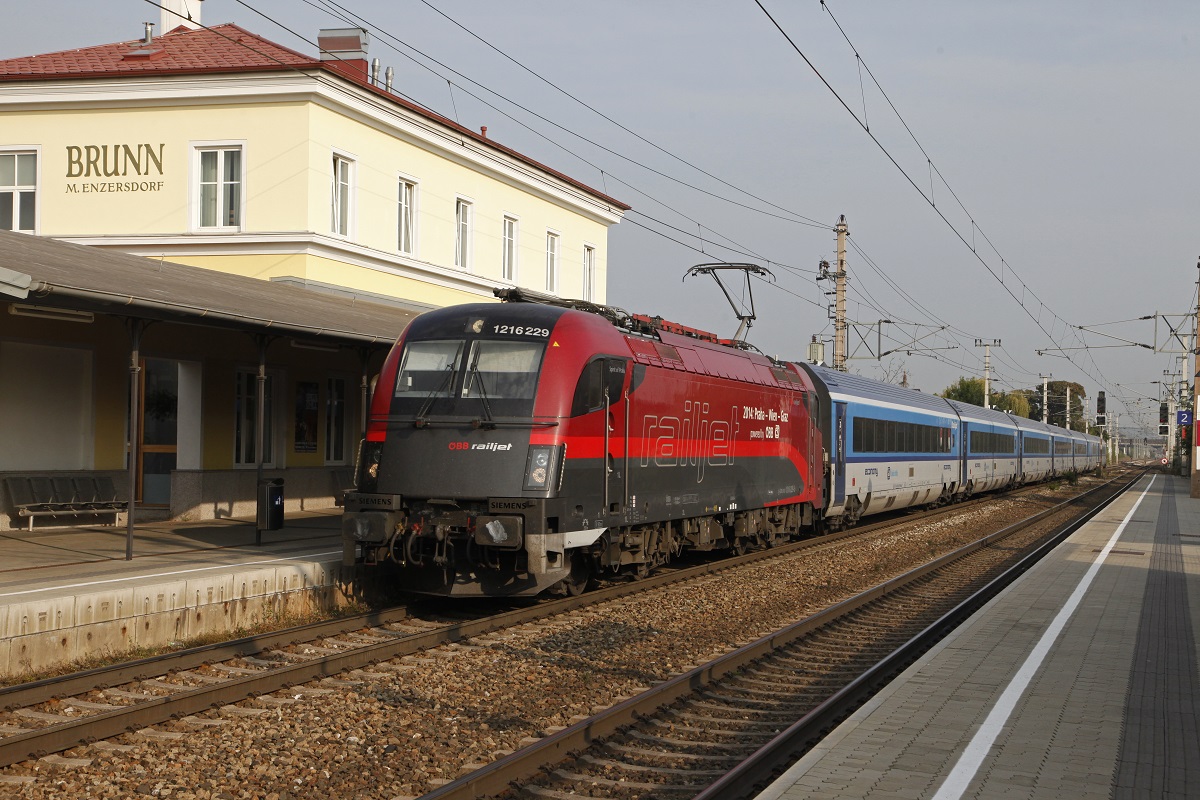 1216 229 mit Railjet in Brunn-Maria-Enzersdorf am 28.09.2016.