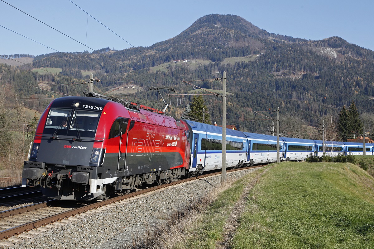 1216 229 mit Railjet zwischen Mixnitz-Bärenschützklamm und Frohnleiten am 28.11.2015.