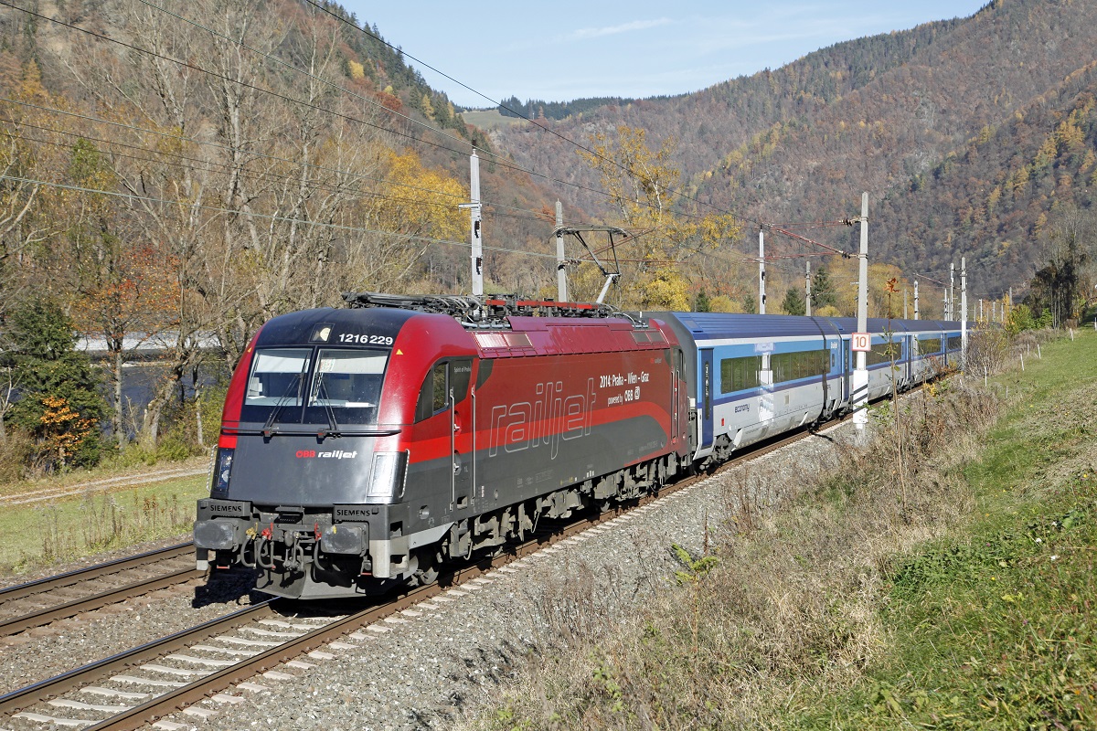 1216 229 mit RJ557 zwischen Bruck an der Mur und Pernegg am 8.11.2015.