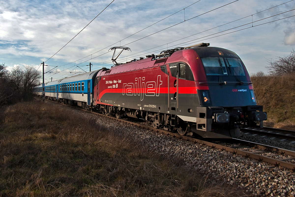 1216 229  Spirit of Praha  ist mit EC 70 nach Prag unterwegs. Die Aufnahme entstand am 12.01.2014 kurz vor Helmahof.