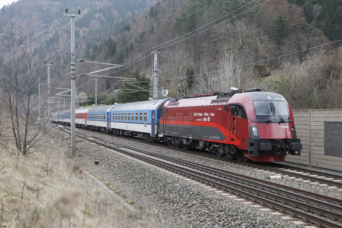1216 229 war am 26.03.2015 mit einer Ersatzgarnitur als RJ71 unterwegs. Hier zu sehen in Pernegg.