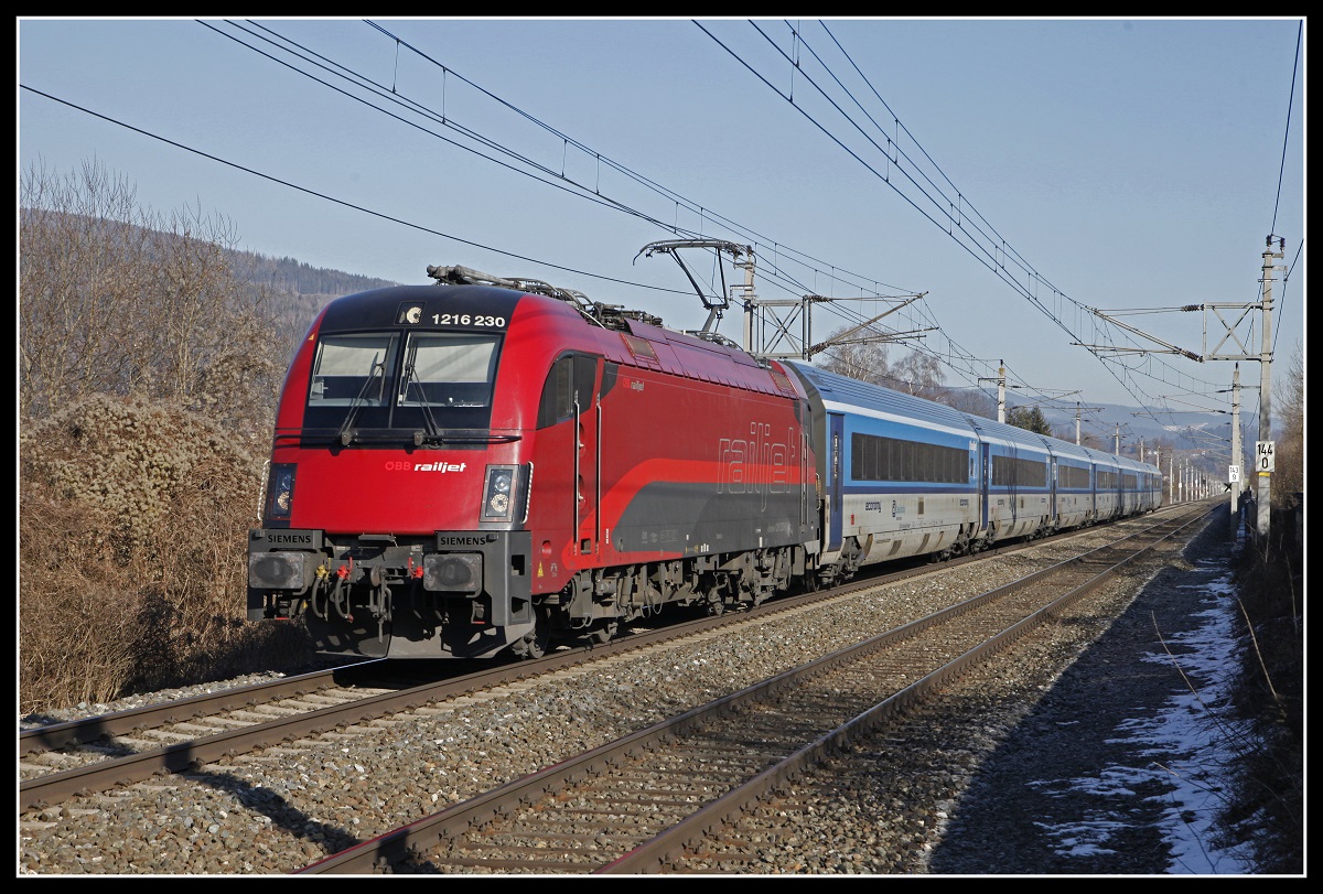 1216 230 mit Railjet bei Allerheiligen - Mürzhofen am 23.01.2020.