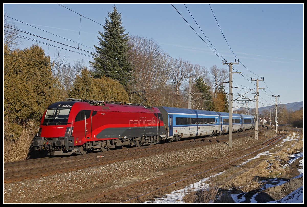 1216 230 mit Railjet in Wartbrg im Mürztal am 22.01.2020.