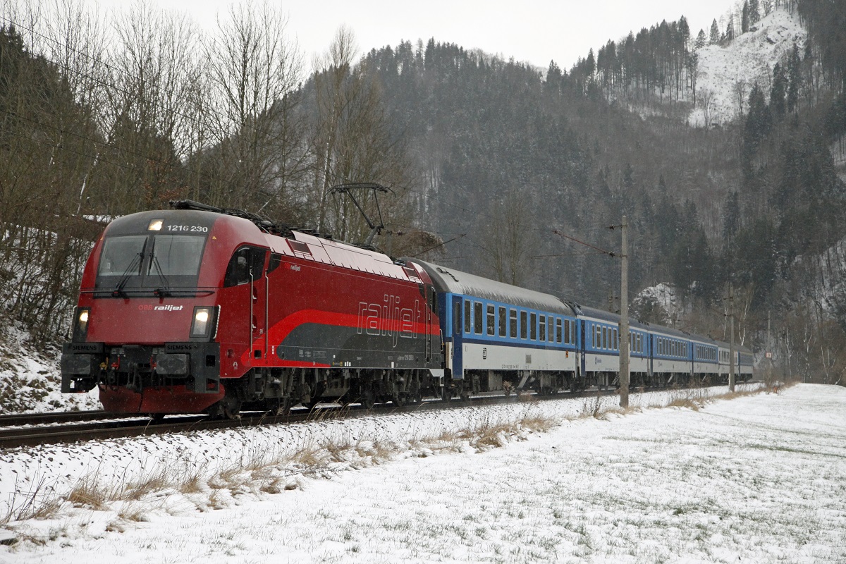 1216 230 mit Railjetersatzgarnitur zwischen Pernegg und Bruck-Mur am 5.01.2015.