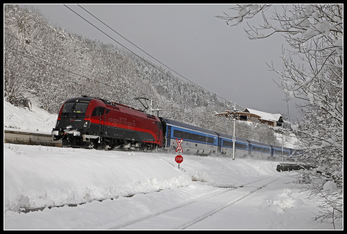 1216 230 mit RJ71 bei Hönigsberg am 12.12.2018.