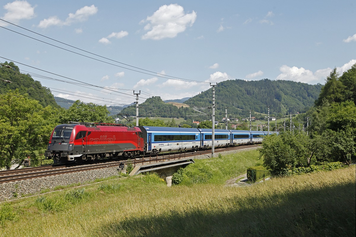 1216 231 mit Railjet in Bruck/Mur Übelstein am 13.06.2017.