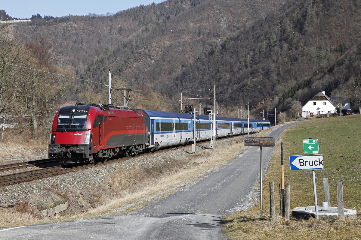 1216 231 mit Railjet zwischen Bruck/Mur und Pernegg am 20.02.2016.
