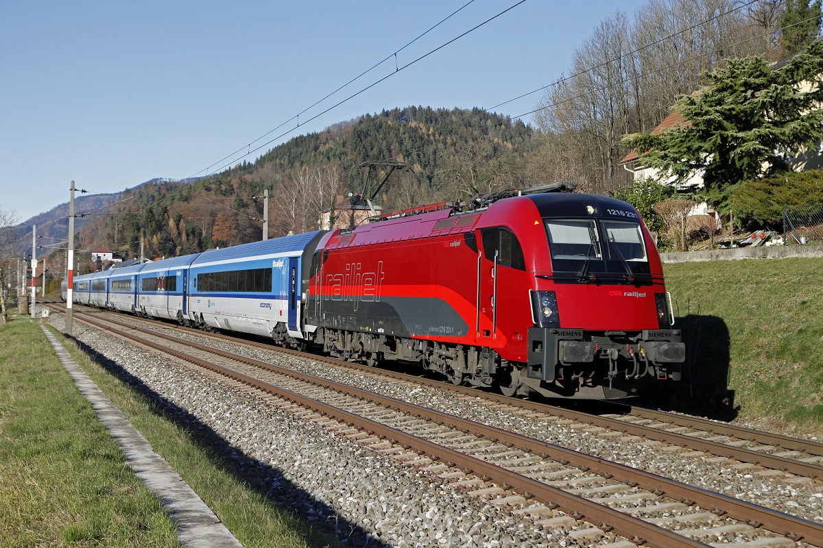1216 231 mit RJ71 kurz nach Mixnitz-Bärenschützklamm am 28.11.2015.