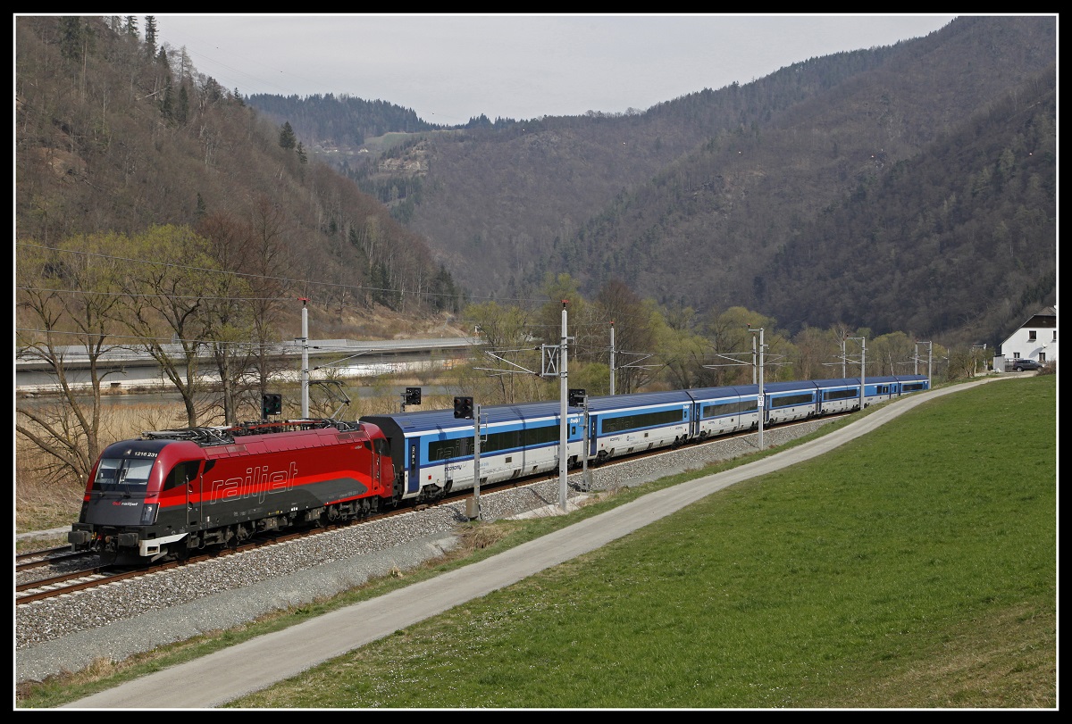 1216 231 mit RJ71 zwischen Bruck/Mur und Pernegg am 3.04.2019.