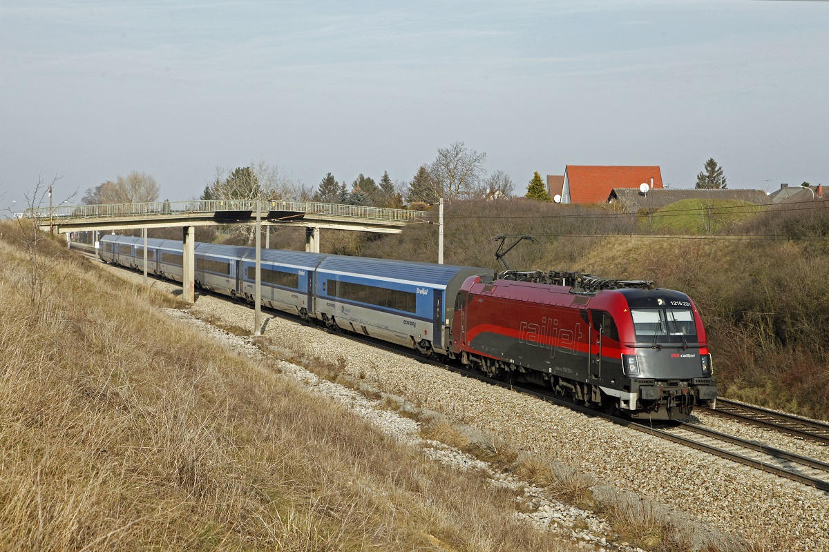 1216 231 mit RJ73 bei Rabensburg am 25.01.2018.