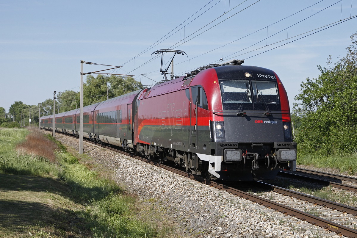 1216 231 mit RJ77 bei Sirndorf ander March am 18.05.2017.