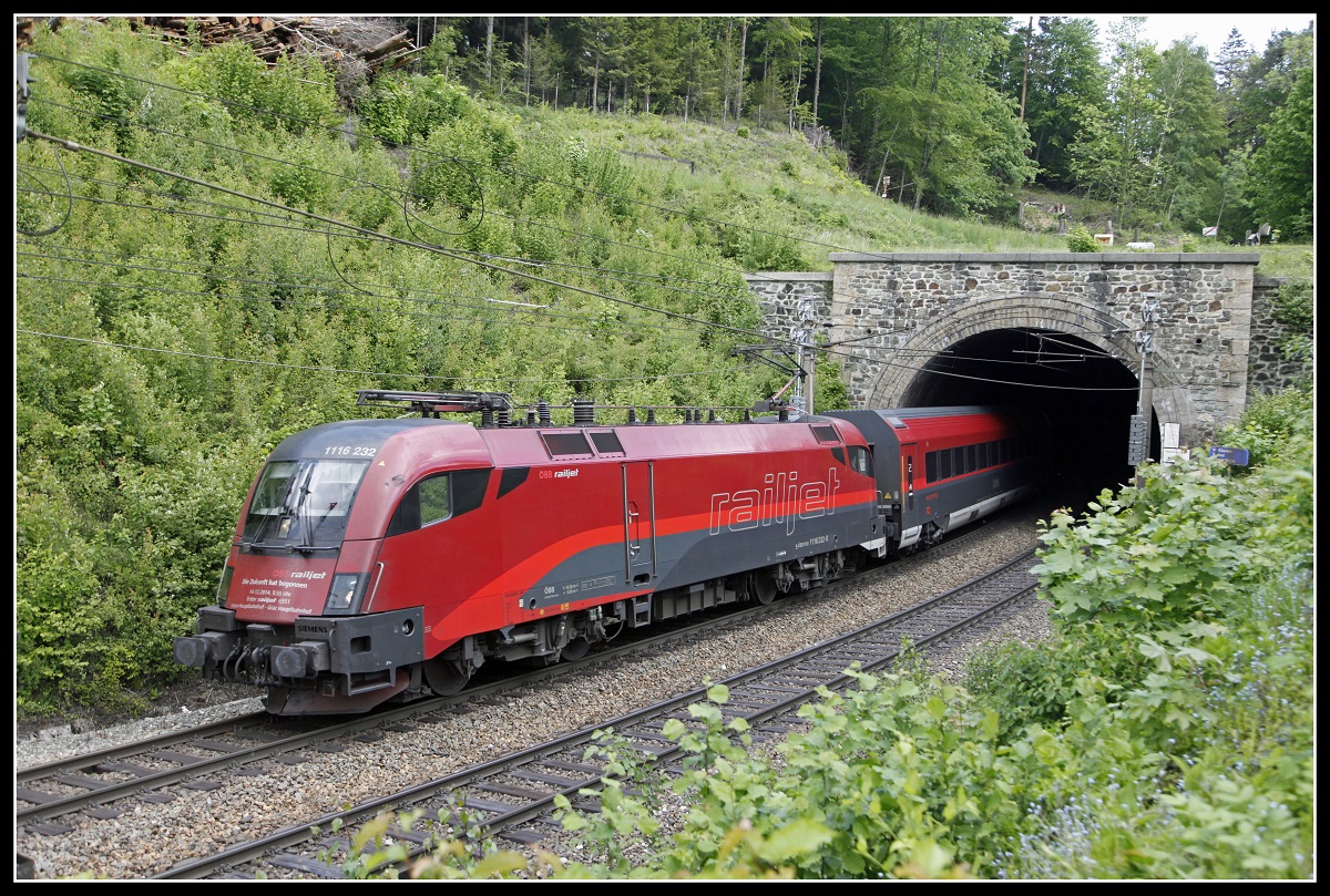 1216 232 mit Railjet beim Klammtunnel am 18.05.2020.