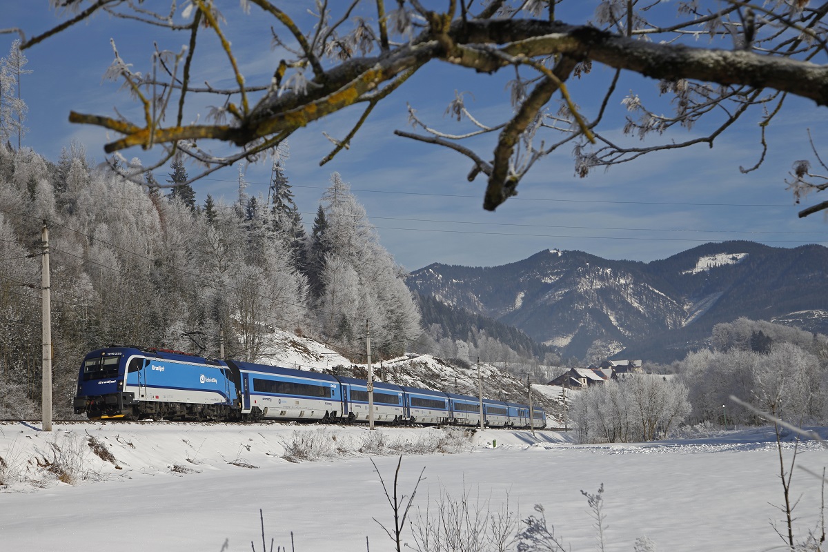 1216 233 als Railjet bei Hönigsberg am 13.01.2015.