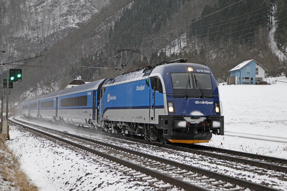 1216 233 als Railjet zwischen Bruck-Mur und Pernegg am 5.01.2015.
