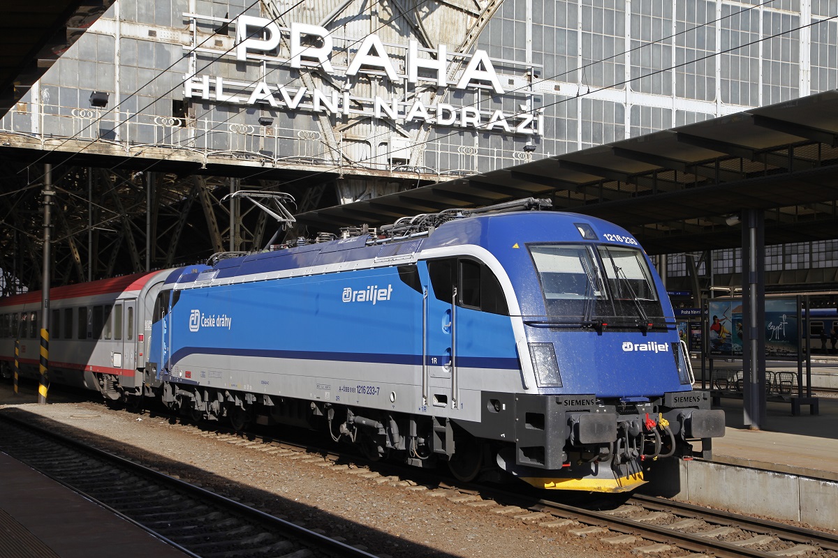 1216 233 ist am 13.03.2014 mit EC172 soeben in Praha hlavni nadrazi angekommen.